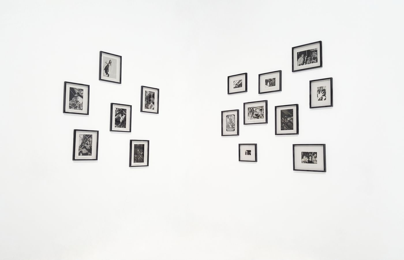 Čiernobiela fotografia s bielym paspartú